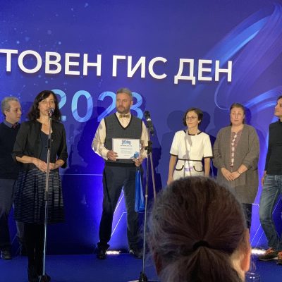 Екип на МГУ получава специална отборна награда Екип на МГУ получава специална отборна награда