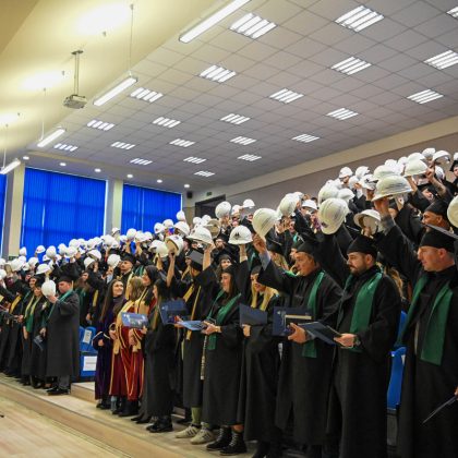 157 абсолвента от випуск 2024 г. на Минно-геоложки университет „Св. Иван Рилски“ хвърлиха шапки при дипломирането си 1