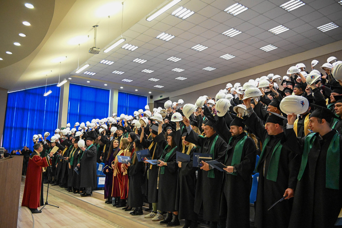 157 абсолвента от випуск 2024 г. на Минно-геоложки университет „Св. Иван Рилски“ хвърлиха шапки при дипломирането си 1