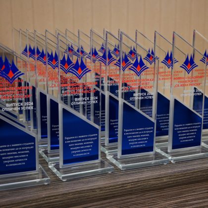 157 абсолвента от випуск 2024 г. на Минно-геоложки университет „Св. Иван Рилски“ хвърлиха шапки при дипломирането си 8